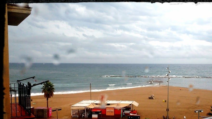 The mighty sea, slowly calming down